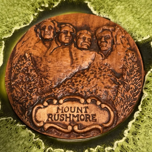 Vintage Treasure Craft Mount Rushmore Plate - Picture 3 of 5